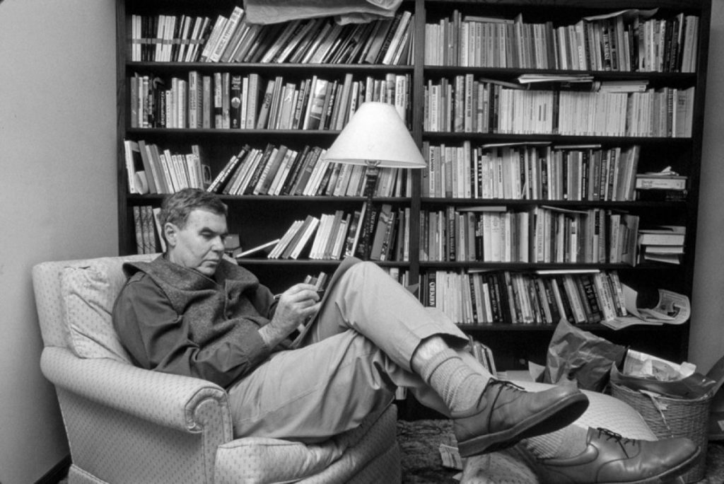 raymond carver nel suo studio, circondato da libri